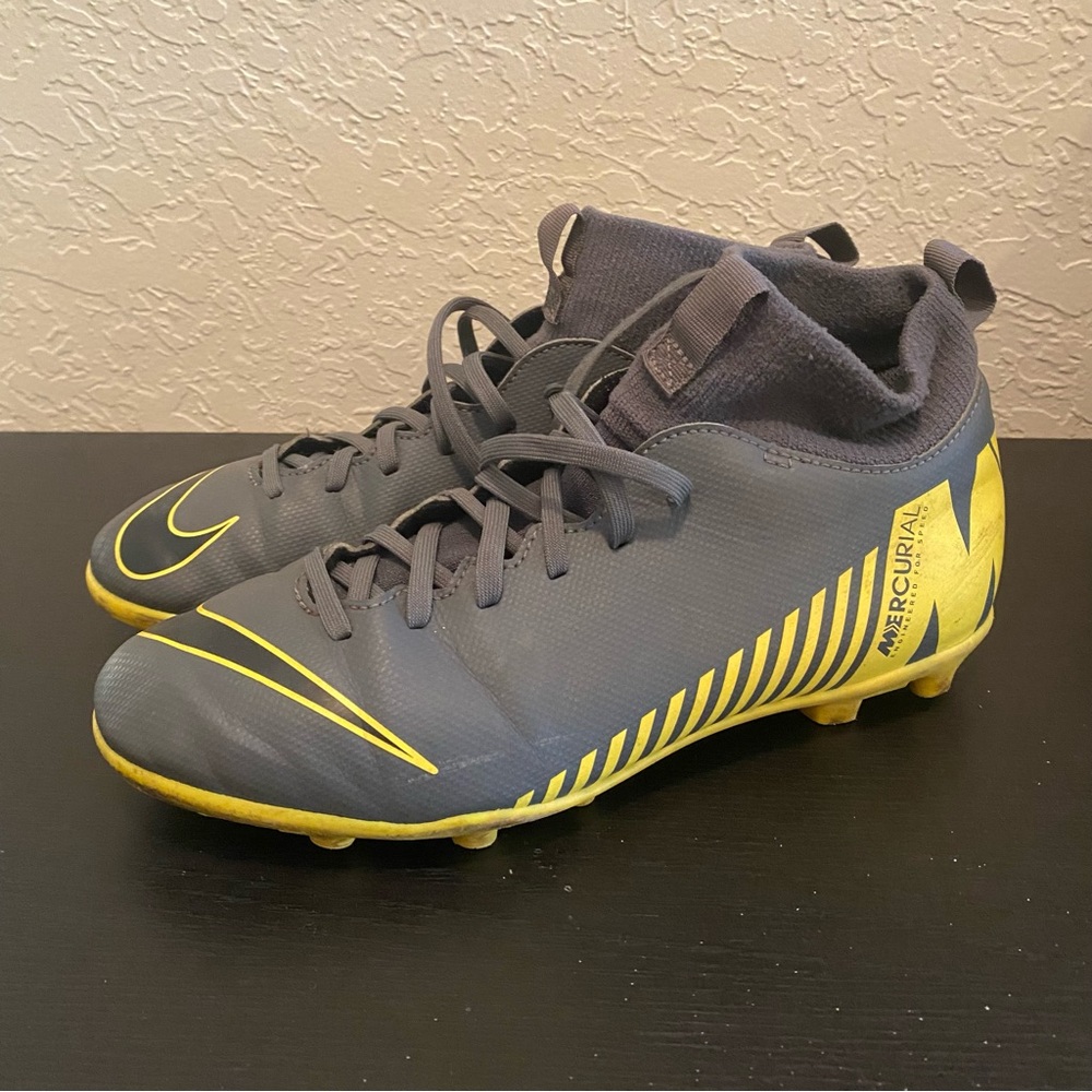 Boys Nike Mercurial Cleats size 6Y